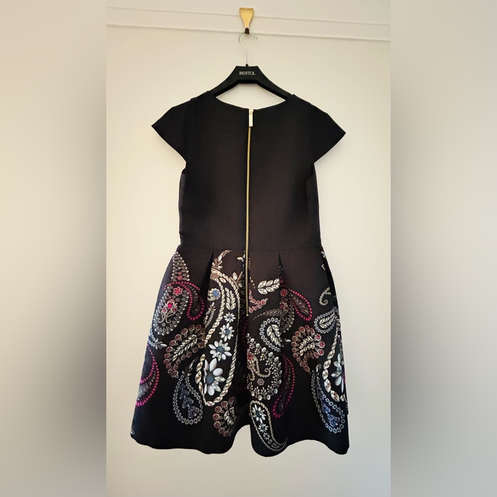 Elegant Black Ted Baker Dress with Floral and Paisley Patterns - Picture 2 of 3